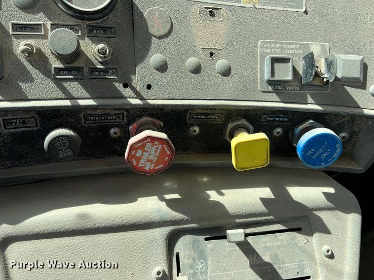 image for item DP0027 2001 Mack RD688S  water truck