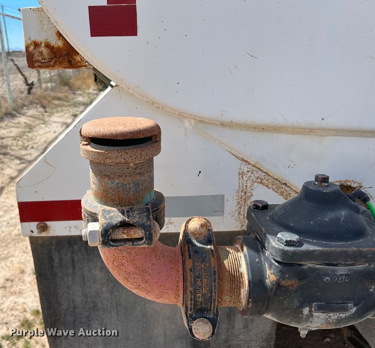 image for item DP0027 2001 Mack RD688S  water truck