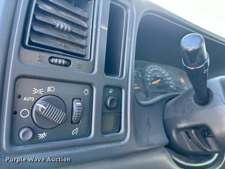 image for item DR6053 2003 Chevrolet Silverado 2500  pickup truck