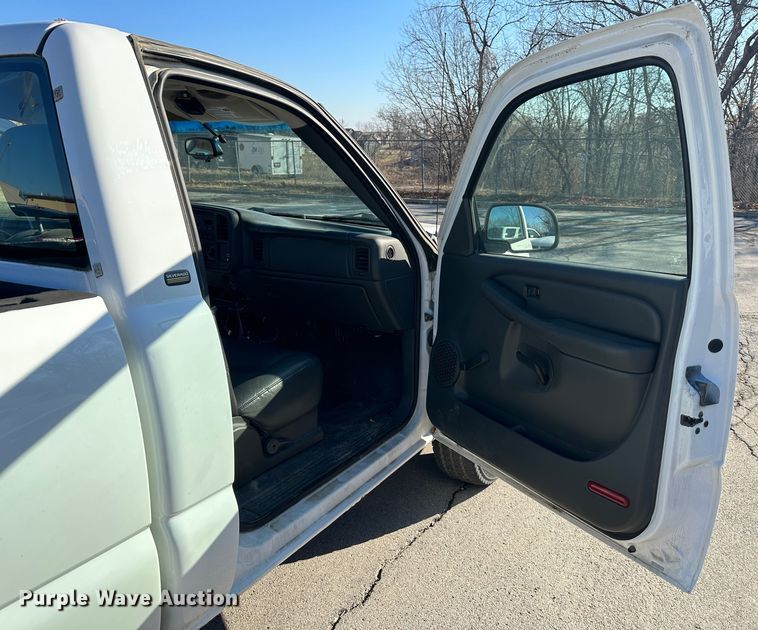 image for item DR6053 2003 Chevrolet Silverado 2500  pickup truck