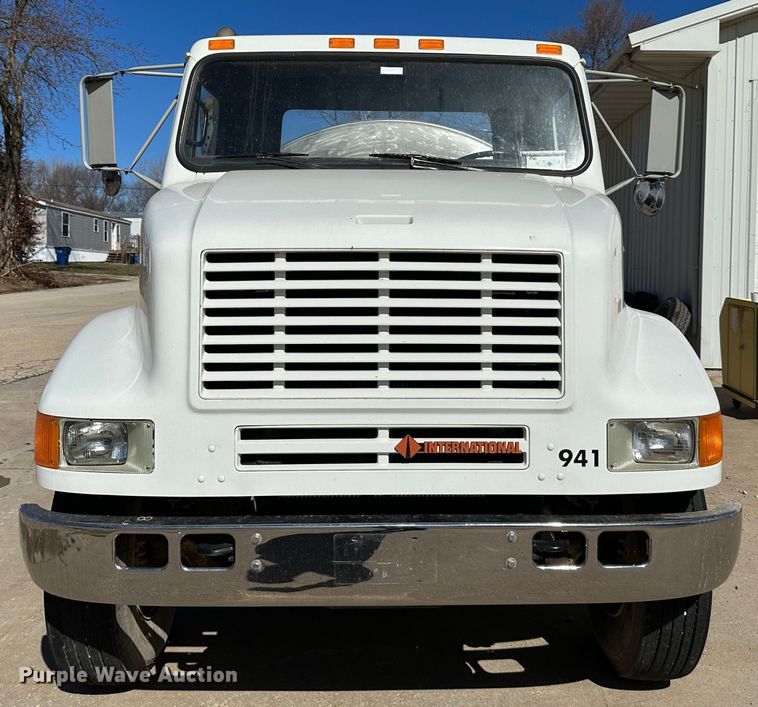 image for item DR6066 1990 International 7100  tank truck