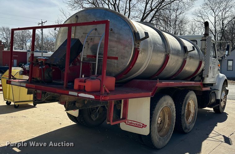 image for item DR6066 1990 International 7100  tank truck