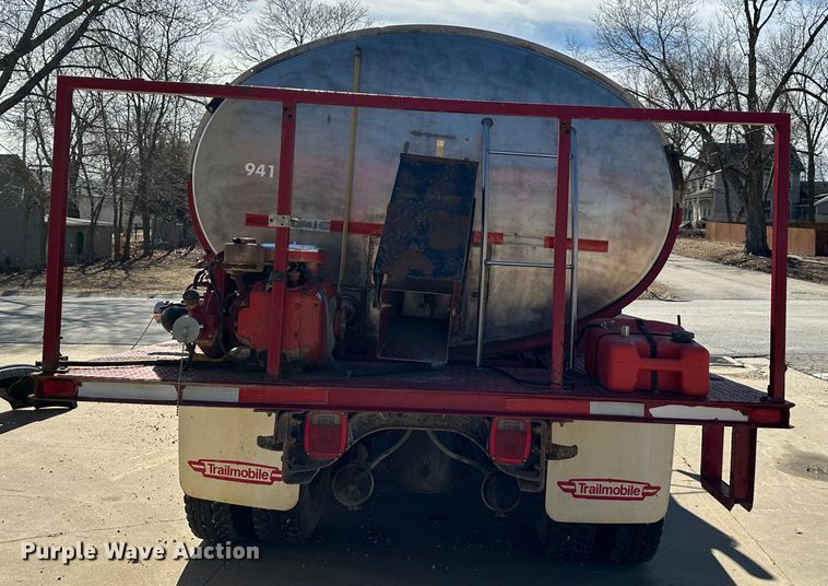 image for item DR6066 1990 International 7100  tank truck