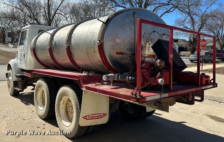 image for item DR6066 1990 International 7100  tank truck