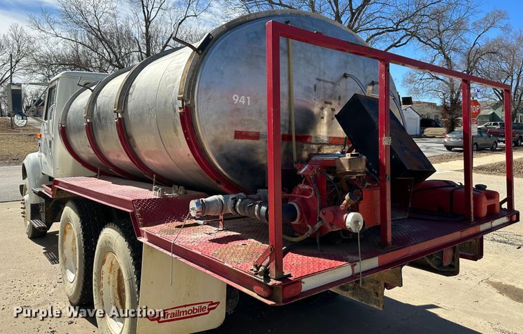 image for item DR6066 1990 International 7100  tank truck