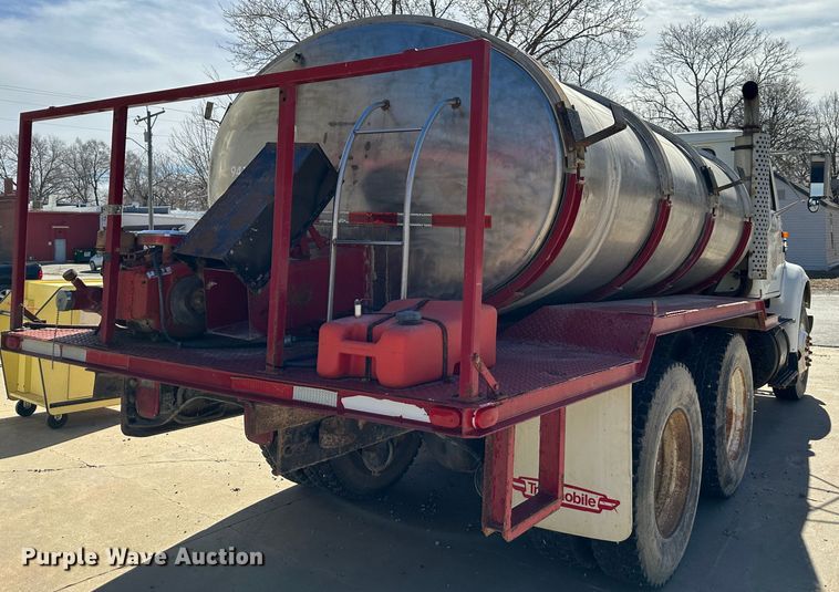 image for item DR6066 1990 International 7100  tank truck