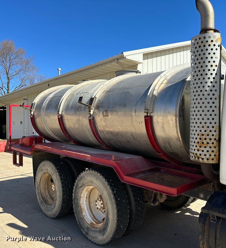 image for item DR6066 1990 International 7100  tank truck