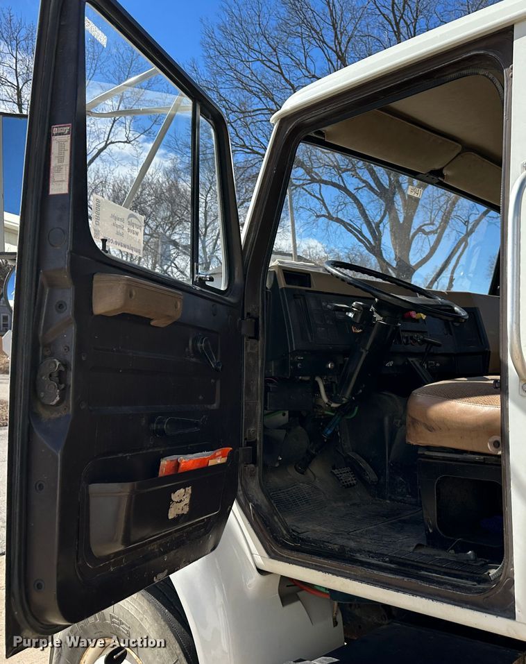 image for item DR6066 1990 International 7100  tank truck