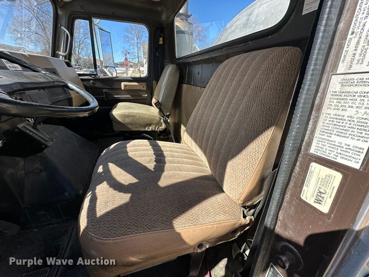 image for item DR6066 1990 International 7100  tank truck