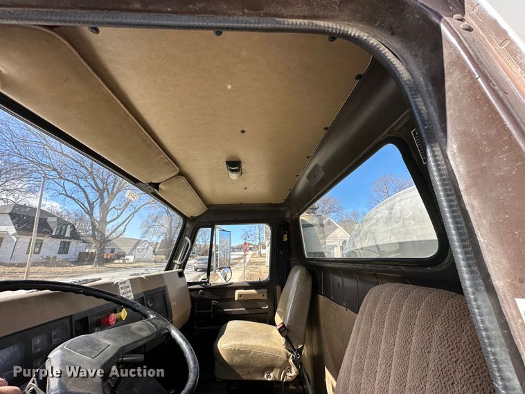 image for item DR6066 1990 International 7100  tank truck