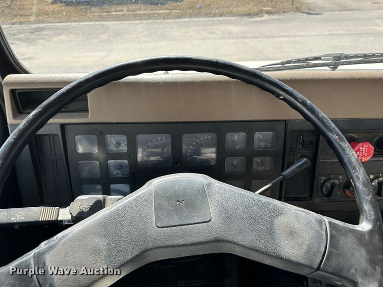 image for item DR6066 1990 International 7100  tank truck