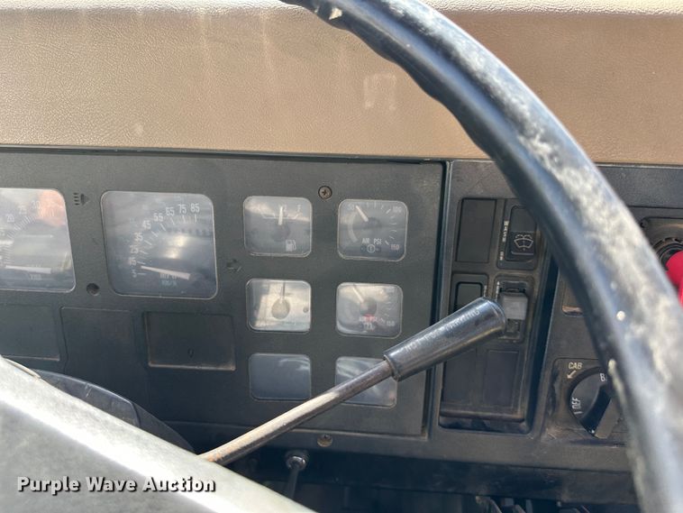 image for item DR6066 1990 International 7100  tank truck