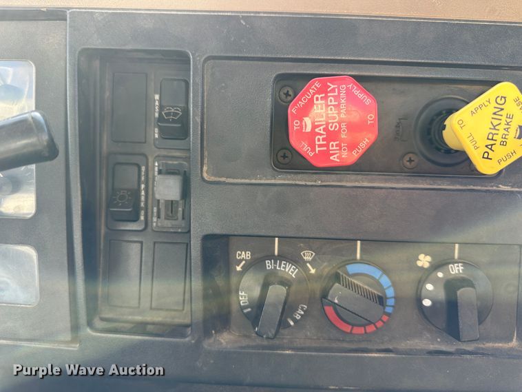 image for item DR6066 1990 International 7100  tank truck