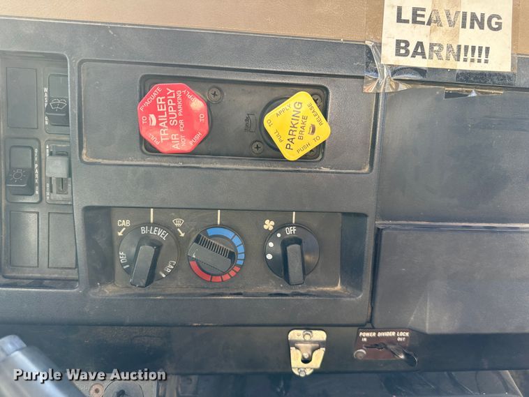 image for item DR6066 1990 International 7100  tank truck