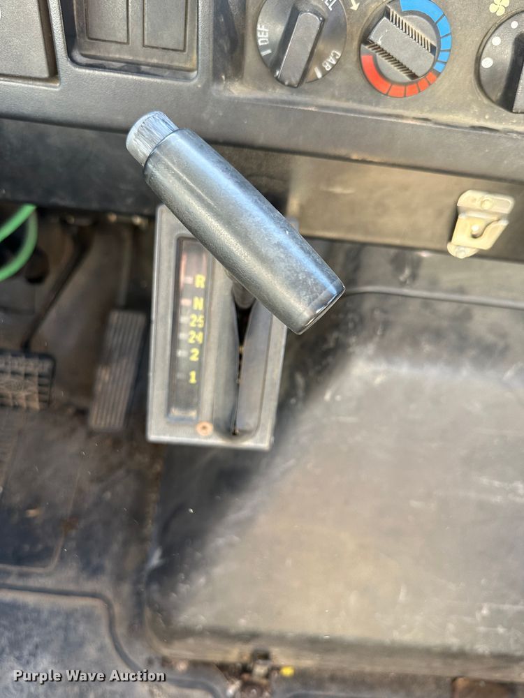 image for item DR6066 1990 International 7100  tank truck