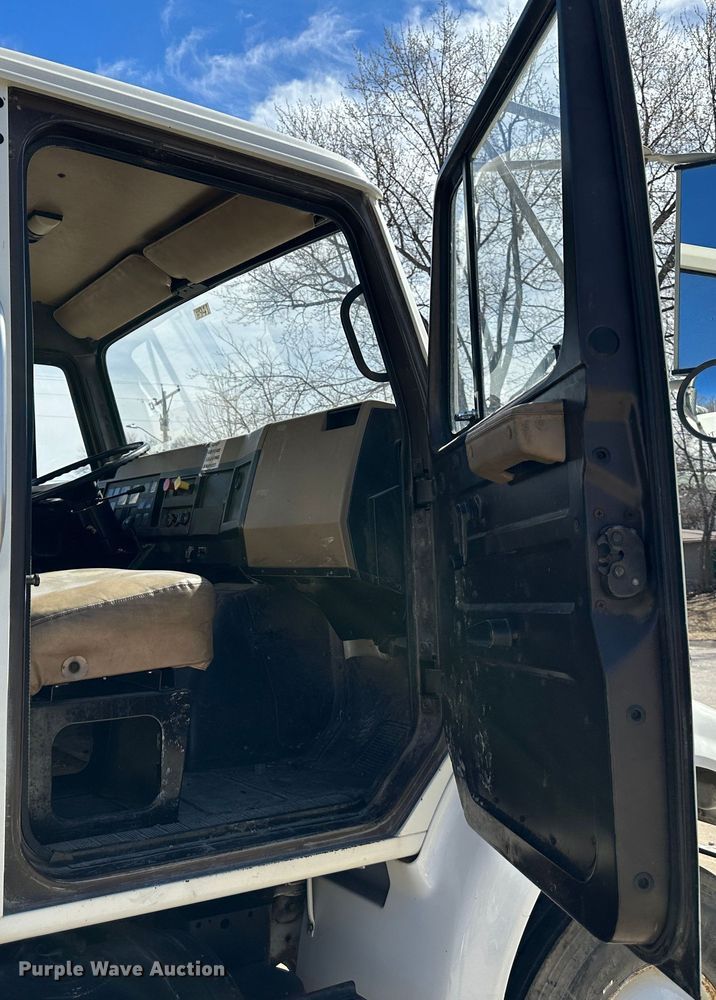 image for item DR6066 1990 International 7100  tank truck