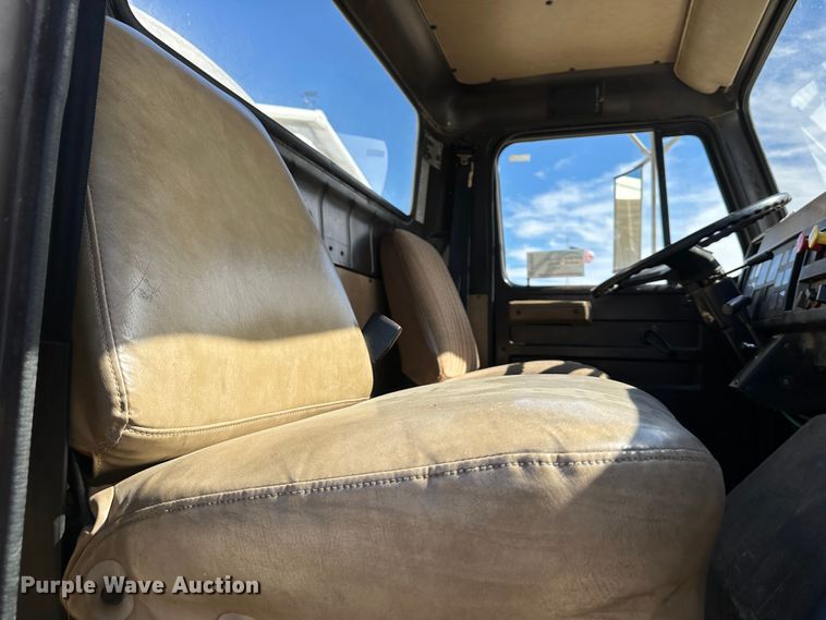 image for item DR6066 1990 International 7100  tank truck