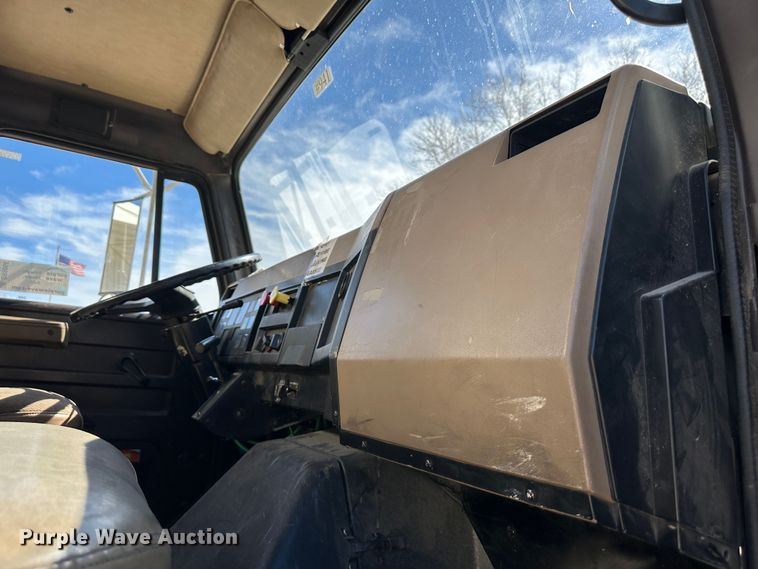 image for item DR6066 1990 International 7100  tank truck