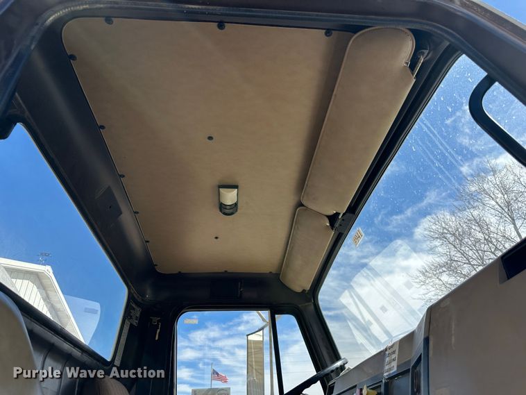 image for item DR6066 1990 International 7100  tank truck