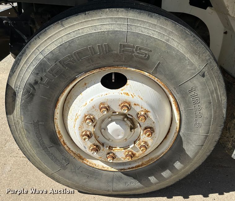 image for item DR6066 1990 International 7100  tank truck