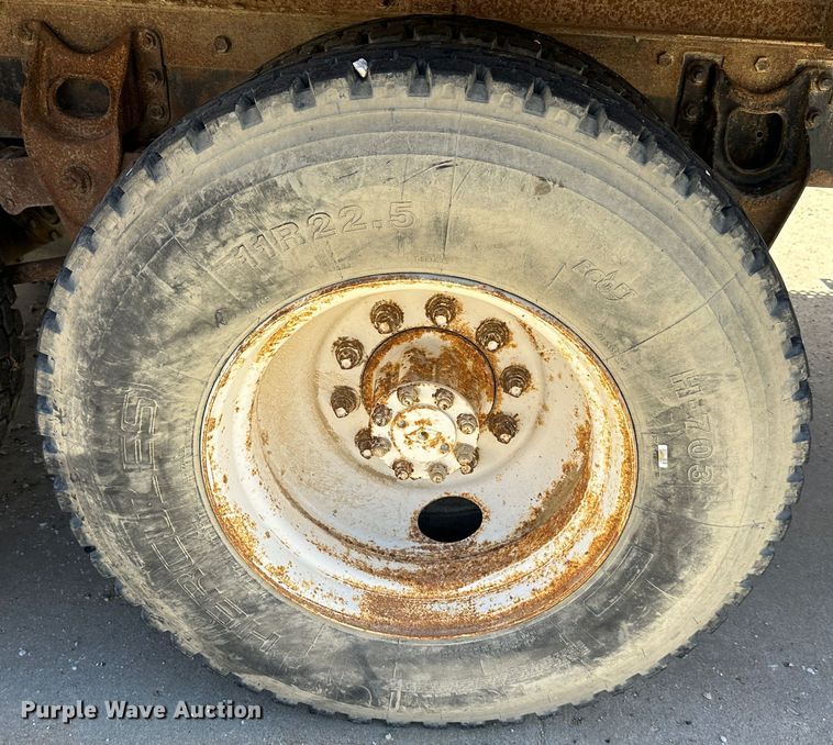 image for item DR6066 1990 International 7100  tank truck