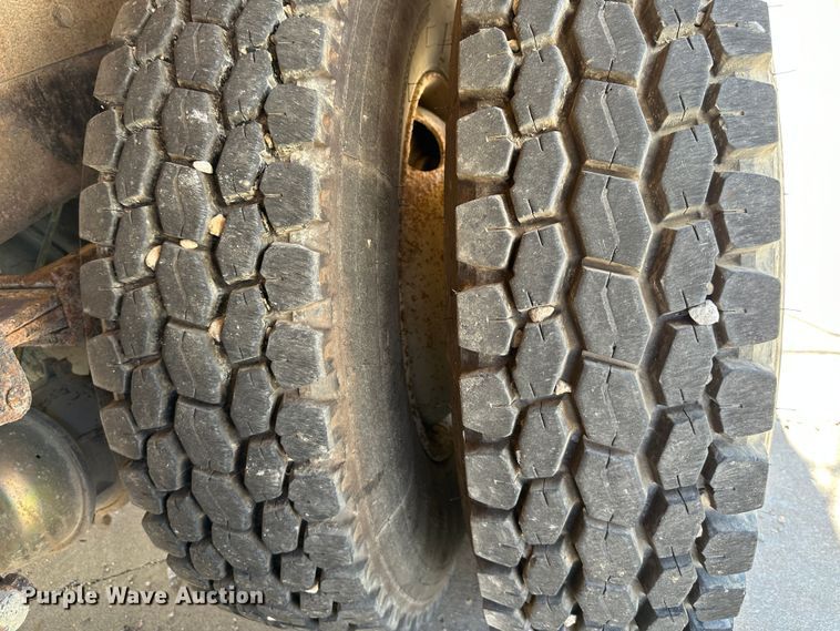 image for item DR6066 1990 International 7100  tank truck