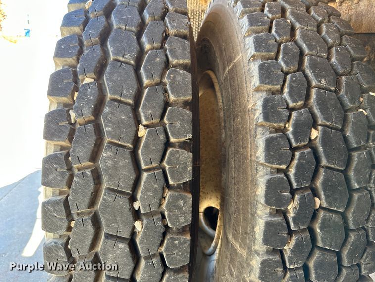 image for item DR6066 1990 International 7100  tank truck