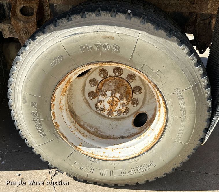 image for item DR6066 1990 International 7100  tank truck