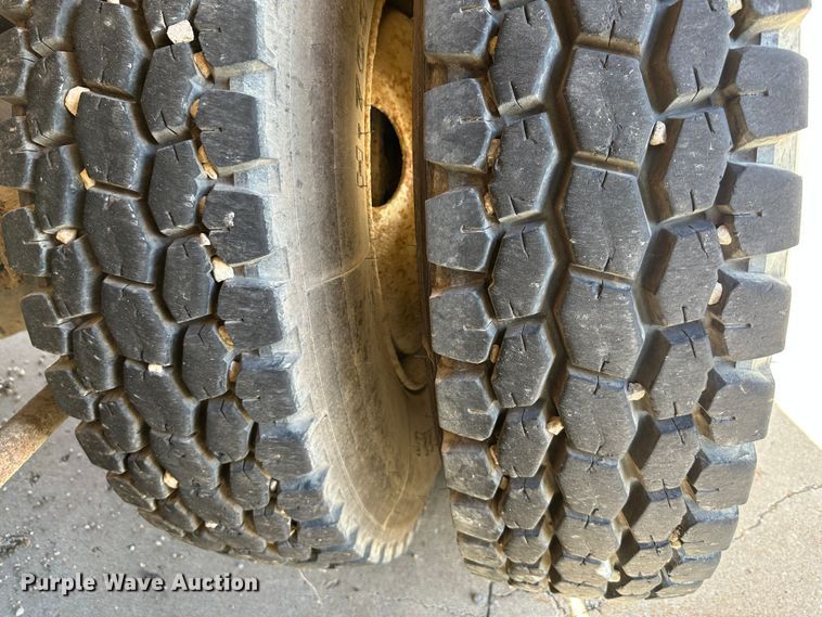 image for item DR6066 1990 International 7100  tank truck