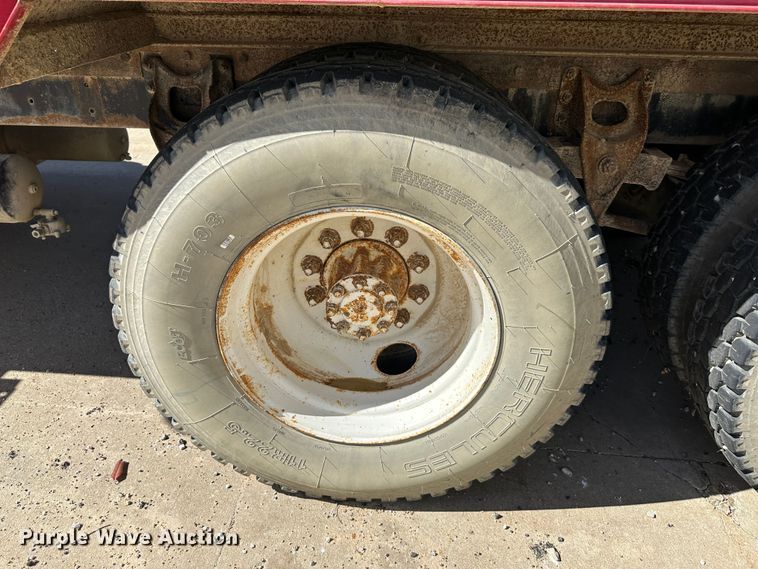 image for item DR6066 1990 International 7100  tank truck