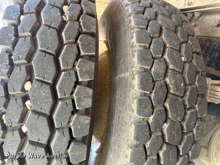 image for item DR6066 1990 International 7100  tank truck