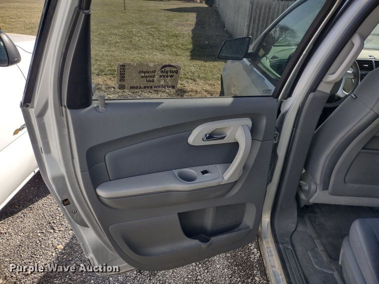 image for item DR8259 2011 Chevrolet Traverse LS  SUV