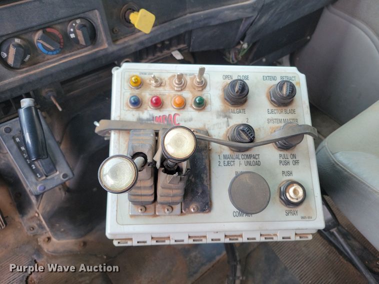 image for item KD9280 1995 International 4900  refuse truck