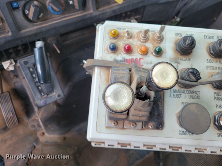 image for item KD9280 1995 International 4900  refuse truck