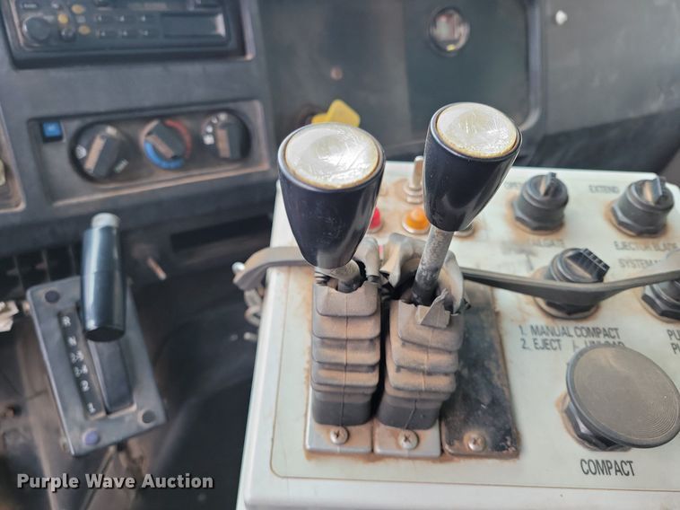 image for item KD9280 1995 International 4900  refuse truck