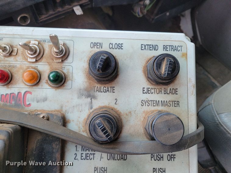 image for item KD9280 1995 International 4900  refuse truck