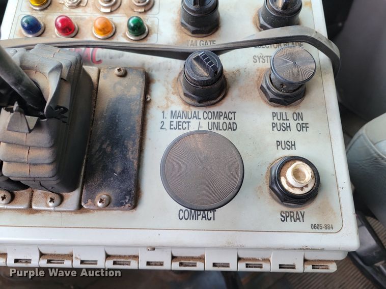 image for item KD9280 1995 International 4900  refuse truck