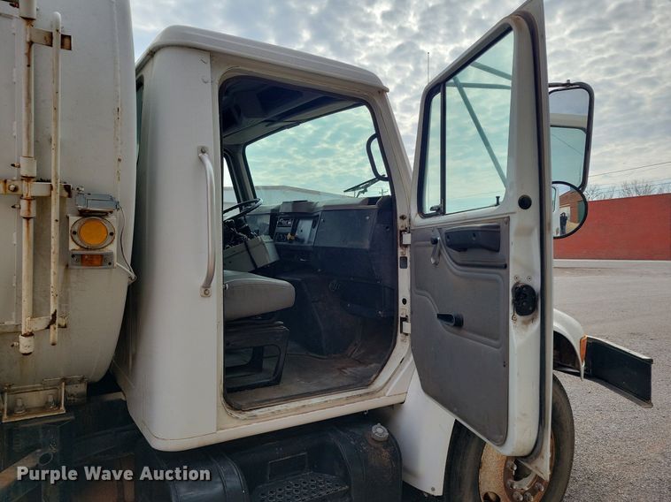 image for item KD9280 1995 International 4900  refuse truck