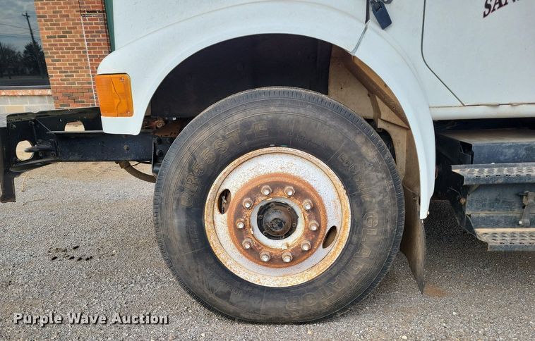 image for item KD9280 1995 International 4900  refuse truck