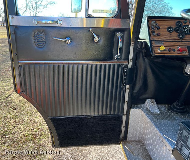 image for item KR9548 1986 Sutphen Deluge  pumper fire truck