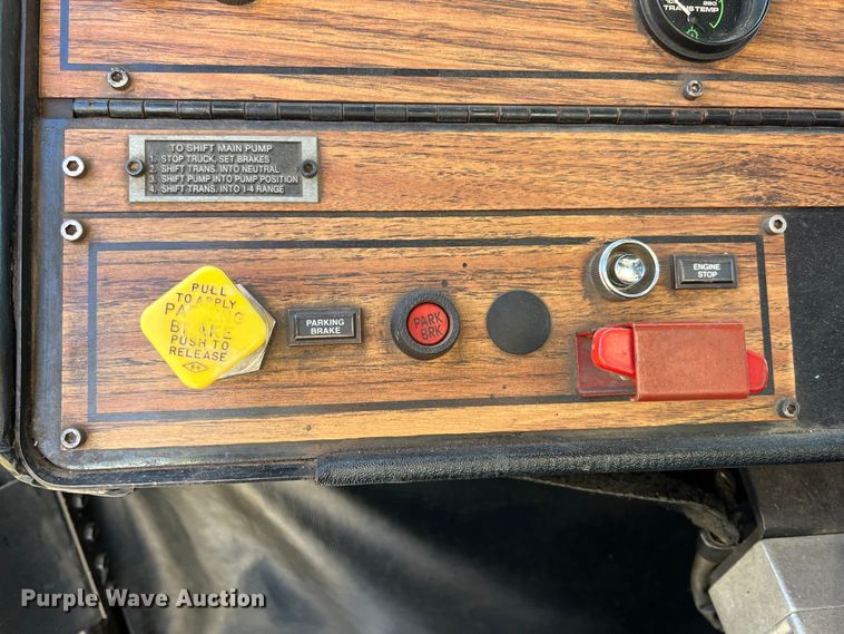 image for item KR9548 1986 Sutphen Deluge  pumper fire truck