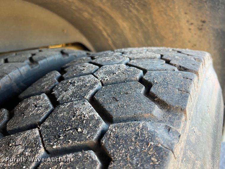 image for item KR9548 1986 Sutphen Deluge  pumper fire truck