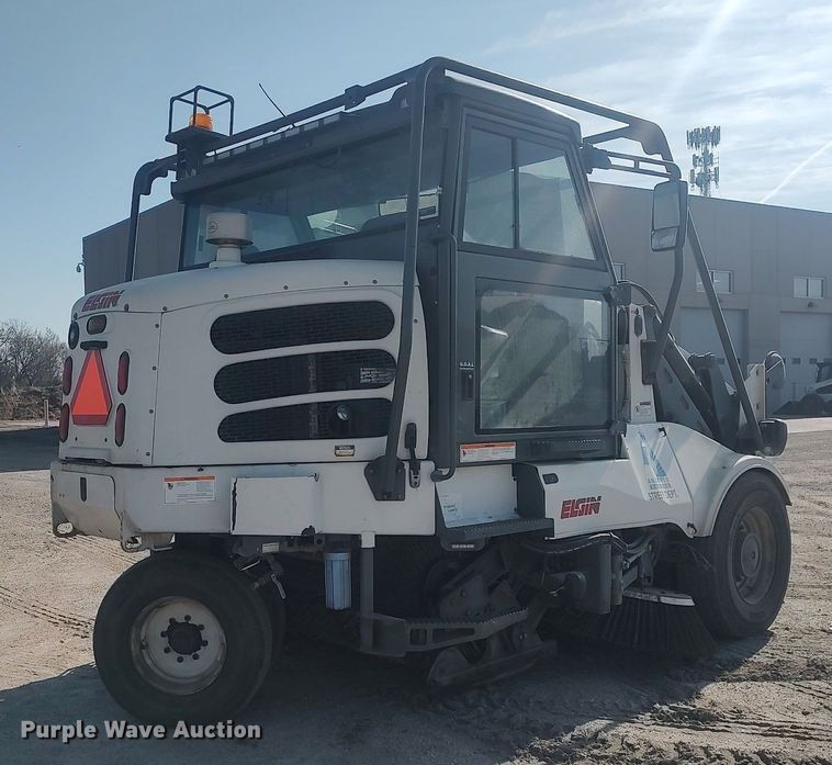 image for item LG9614 2007 Elgin Pelican  street sweeper