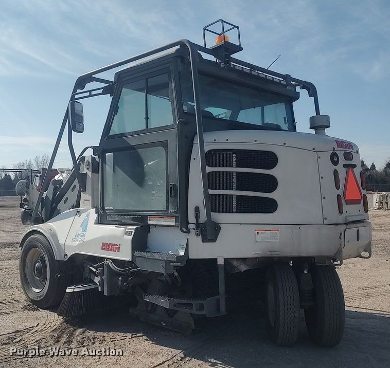 image for item LG9614 2007 Elgin Pelican  street sweeper