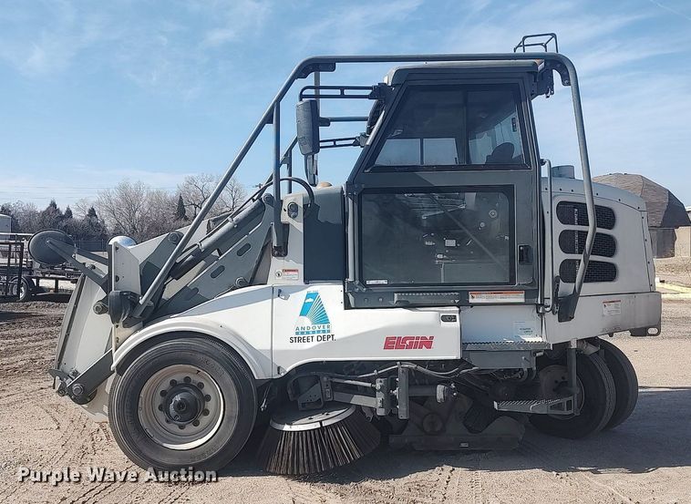 image for item LG9614 2007 Elgin Pelican  street sweeper