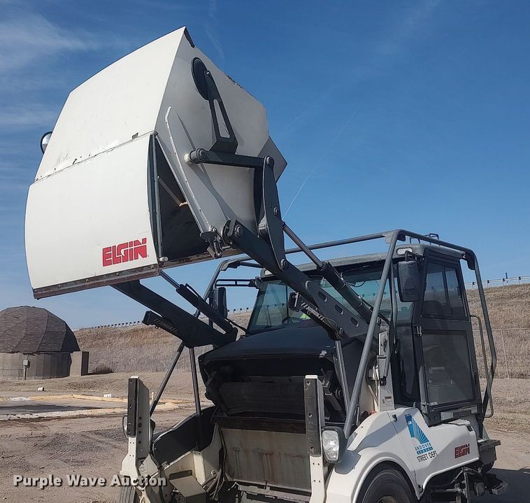 image for item LG9614 2007 Elgin Pelican  street sweeper