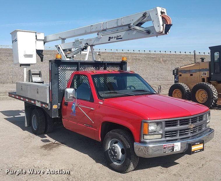 image for item LG9615 1999 Chevrolet C3500  flatbed pickup truck