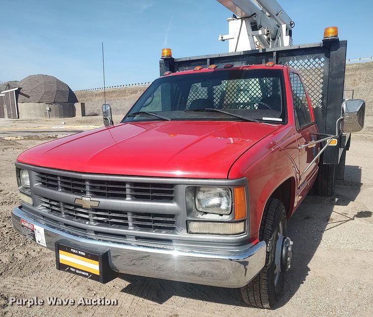 image for item LG9615 1999 Chevrolet C3500  flatbed pickup truck