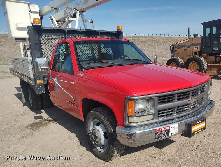 image for item LG9615 1999 Chevrolet C3500  flatbed pickup truck