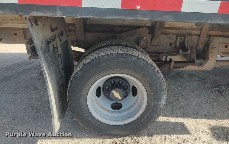 image for item LG9615 1999 Chevrolet C3500  flatbed pickup truck